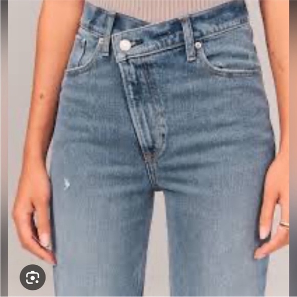 Abercrombie & Fitch 90s Ultra High Rise Straight Asymmetrical Zipper Jeans - Picture 2 of 13